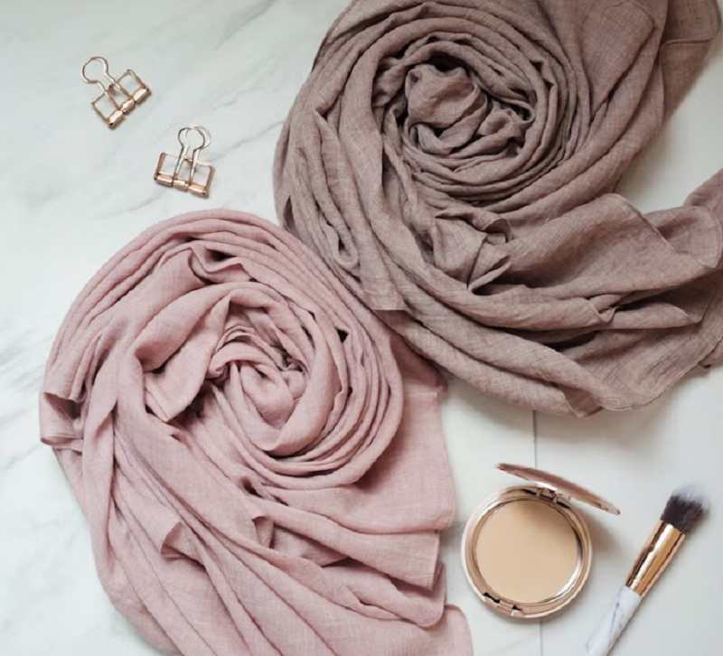 Bahan Hijab yang Bagus, Nyaman, Tegak di Dahi, dan Tidak Gerah