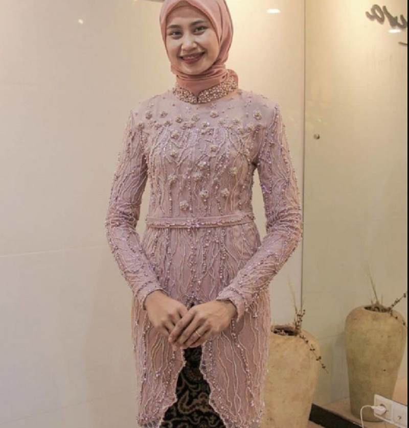 Ide Baju Lamaran Wanita dengan Berbagai Tema Menarik