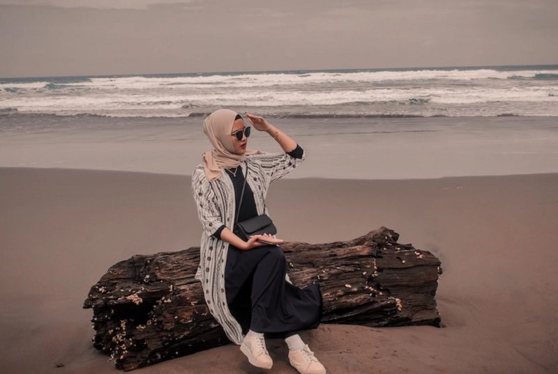 Style Fashion Hijab ke Pantai, Simple namun Tetap Terlihat Fashionable