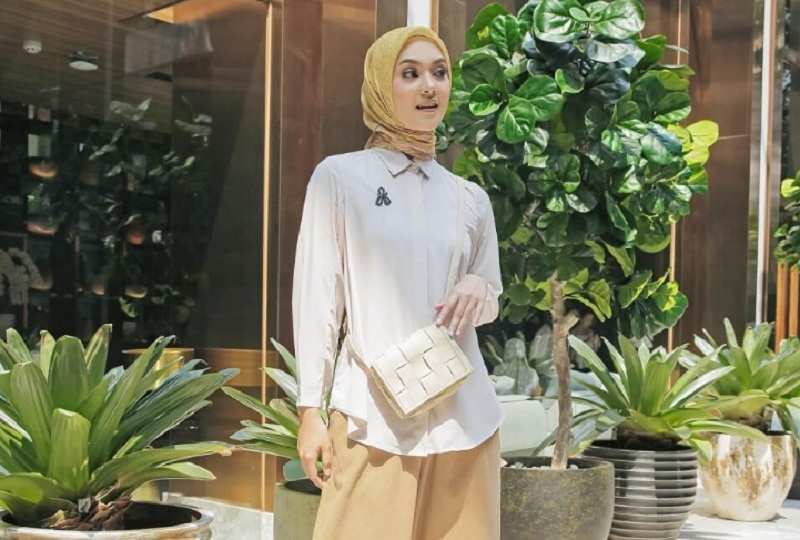 Outfit Nongkrong di Cafe untuk Wanita Agar Tampil Effortless